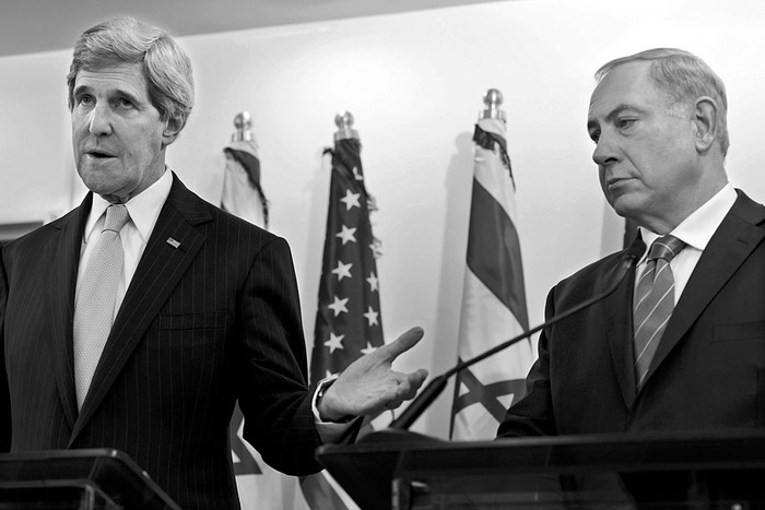 El secretario de Estado estadounidense, John Kerry, y el primer ministro israelí, Benjamin Netanyahu, ofrecen una rueda de prensa tras su reunión, ayer, en Jerusalén, Israel.  · Foto: Jim Hollander, Efe