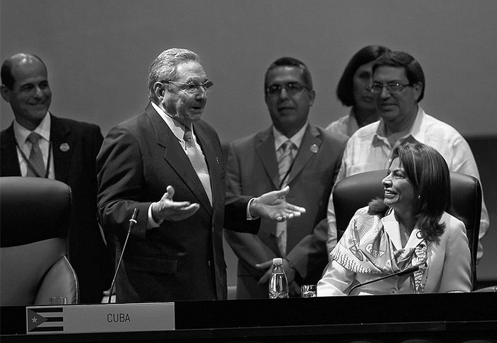 Los presidentes Raúl Castro, de Cuba, y Laura Chinchilla, de Costa Rica, durante el acto en el que el mandatario cubano traspasó la presidencia de la Comunidad de Estados Latinoamericanos y Caribeños (Celac) a su par costarricense, en La Habana, Cuba. / foto:  · Foto: Ismael Francisco, Cubadebate, Efe