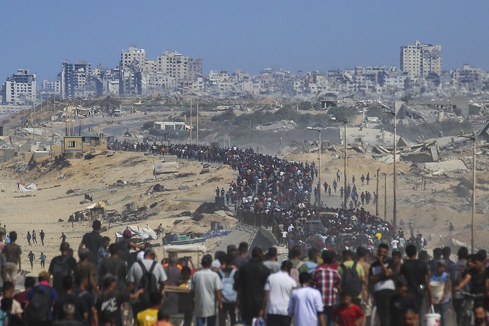 Palestinos en la carretera de Al-Rashid rumbo a la ciudad de Gaza desde Nuseirat. · Foto: Bashar Taleb, AFP