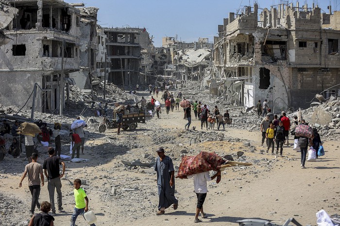 Centro de Jan Junis, al sur de la Franja de Gaza, mientras los desplazados regresan a sus hogares tras la retirada de las fuerzas israelíes. · Foto: Omar Al-Qattaa, AFP