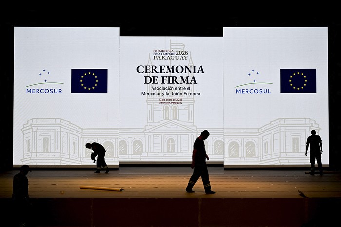 Preparativos para la ceremonia de firma del acuerdo entre la Unión Europea y el Mercosur en el Gran Teatro José Asunción Flores del Banco Central de Paraguay, en Asunción. · Foto: Luis Robayo, AFP