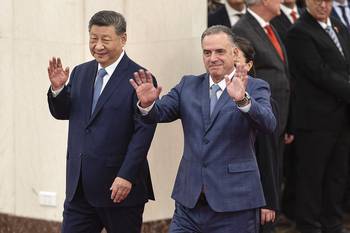 El presidente de China, Xi Jinping, y el presidente Yamandú Orsi, durante la ceremonia de bienvenida en el Gran Salón del Pueblo, en Pekín, el 3 de febrero. · Foto: Jessica Lee, AFP