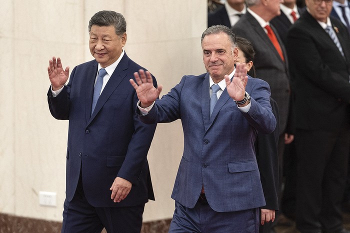 El presidente de China, Xi Jinping, y el presidente Yamandú Orsi, durante la ceremonia de bienvenida en el Gran Salón del Pueblo, en Pekín, el 3 de febrero. · Foto: Jessica Lee, AFP