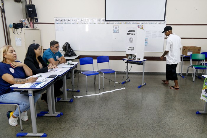 Circuito electoral durante la primera vuelta de las elecciones municipales, en San Pablo, Brasil. · Foto: Miguel Schincariol / AFP