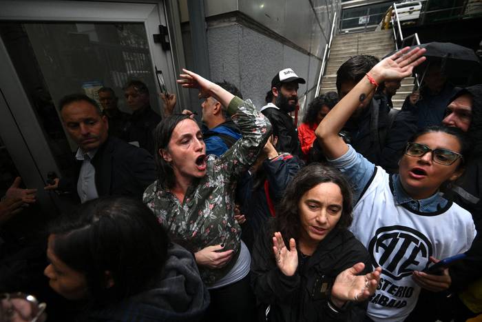 Trabajadores estatales protestan a la entrada de la Secretaría de Trabajo de la Nación contra los despidos en el estado, el 3 de abril, en Buenos Aires. · Foto: Luis Robayo, AFP