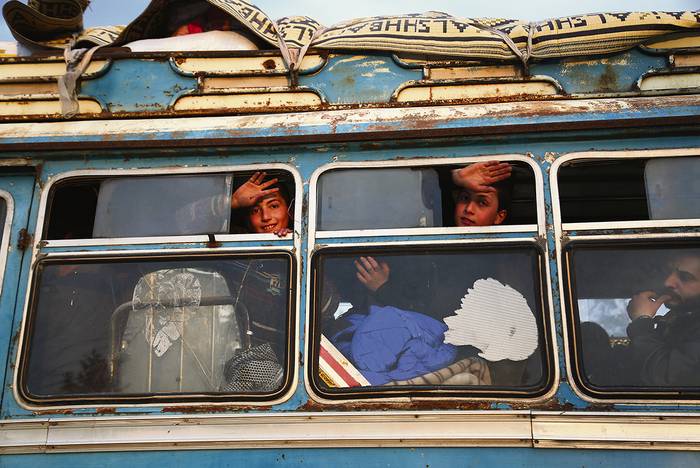 Ómnibus que transportan combatientes sirios rebeldes de Jaish al Islam y sus familias desde Duma llegan al puesto de control Abu al Zindeen, controlado por combatientes rebeldes respaldados por turcos, cerca de la ciudad siria de Al Bab. Foto: Nazeer Al Khatib, afp