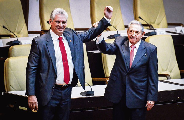 Miguel Díaz-Canel y Raúl Castro, momentos después de que la Asamblea Nacional formalizara el nombramiento de Díaz-Canel como nuevo presidente de Cuba. Foto: Adalberto Roque, AFP
