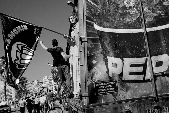 Escrache y movilización realizados por el sindicato de la bebida ayer en la esquina de la rambla de Pocitos y José Martí.  · Foto: Victoria Rodríguez