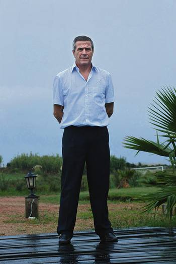 Óscar Washington Tabárez en el Complejo Uruguay Celeste, el 16 de marzo de 2006. Foto: Fernando Morán Óscar Washington Tabárez en el Complejo Uruguay Celeste, el 16 de marzo de 2006. Foto: Fernando Morán