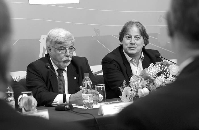 Los ministros Eduardo Bonomi y Fernando Lorenzo, ayer, durante le presentación del primer Proyecto Público Privado, en la sede del Ministerio del Interior. · Foto: Pablo Nogueira