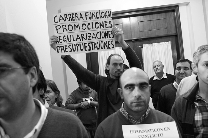 Concentración de funcionarios del sector informático de la Intendencia de Montevideo, ayer durante el Congreso de Intendentes. · Foto: Pablo Nogueira