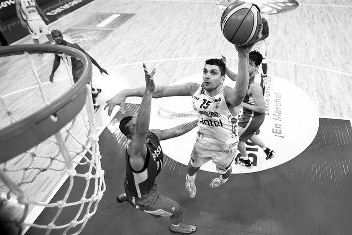 Rafael Hettsheimeir, de Brasil, y Esteban Batista, de Uruguay, durante el partido por el torneo Premundial americano de básquetbol, ayer en Caracas. · Foto:  Miguel Gutiérrez, Efe