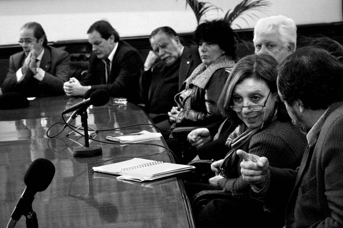 Reunión de la bancada de diputados del Frente Amplio de Montevideo con la intendenta Ana Olivera, ayer, en la IMM. · Foto: Victoria Rodríguez