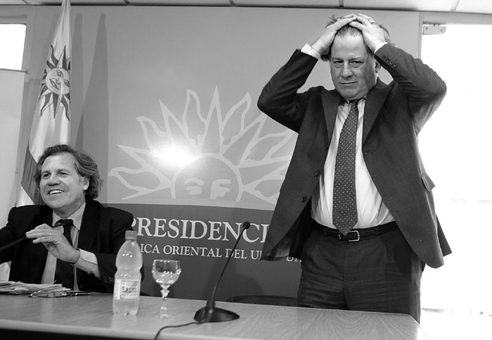 El canciller Luis Almagro y el ministro de Economia, Fernando Lorenzo, durante la rueda de prensa, ayer, en la residencia presidencial de Suarez.  · Foto: Iván Franco