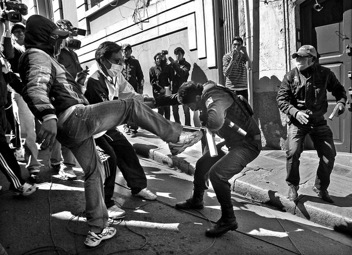 Policías agreden a un oficial mientras ocupan violentamente el cuartel cercano al Palacio presidencial de Bolivia, ayer, en La Paz (Bolivia) · Foto: EFE, Martín Alipaz