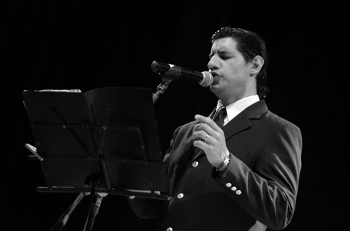 Javier Seugi canta en la gala conmemorativa del 184º aniversario de la Policía Nacional, anoche, en la sala Nelly Goitiño del SODRE. Foto: Pablo Vignali