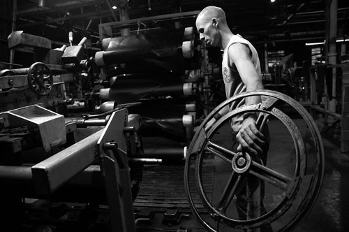 El operario Marcelo Santos, en la planta industrial de Funsa. Foto: Pablo Nogueira