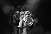 Jóvenes encapuchados participan en una manifestación frente a un cordón policial, ayer, en Caracas (Venezuela). Foto: Santi Donaire, Efe