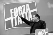 Silvio Berlusconi saluda mientras pronuncia un discurso, en la protesta convocada junto a su domicilio del palacio Grazioli, en Roma, Italia. Foto: Guido Montani, Efe
