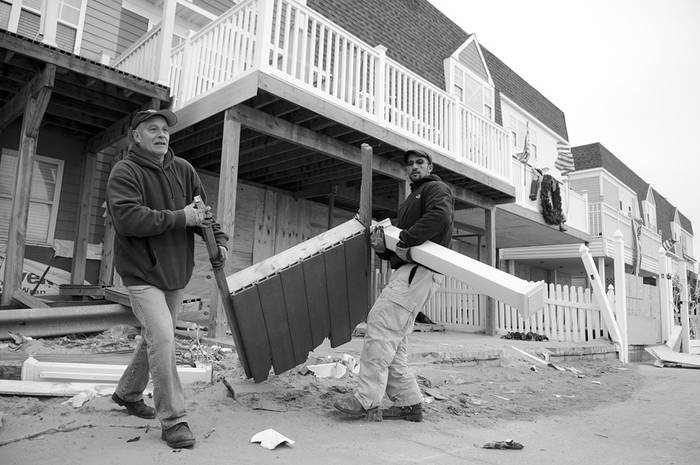 Trabajo de limpieza y reparación de las casas de la costa de Rockaway Beach (Queens, este de Nueva York), el 29 de noviembre. · Foto: Javier Calvelo