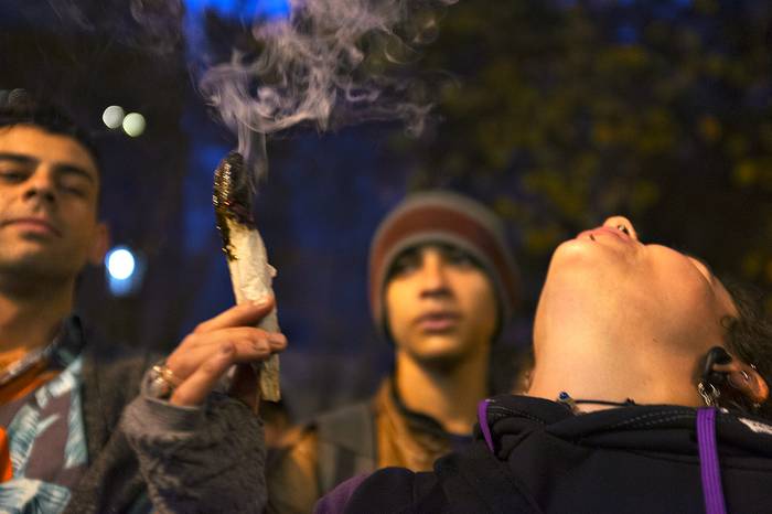 Marcha Mundial de la Marihuana, ayer, en la avenida 18 de Julio. / foto: Adrián Mariotti