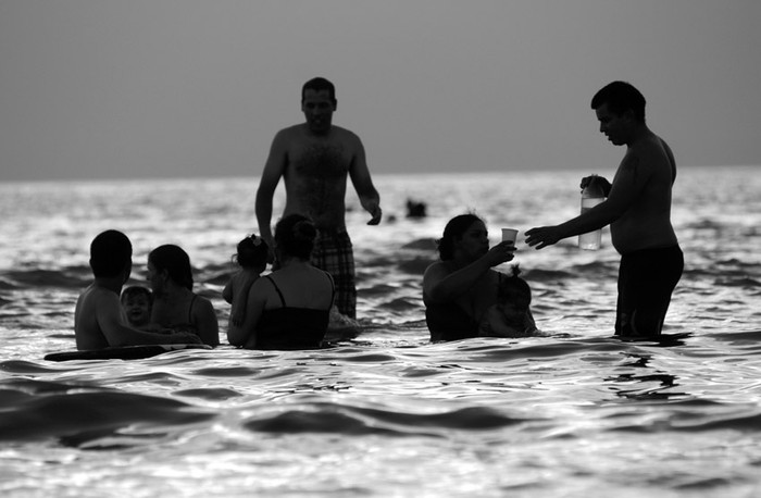 Montevideanos en la playa Ramírez, ayer al atardecer.  · Foto: Nicolás Celaya