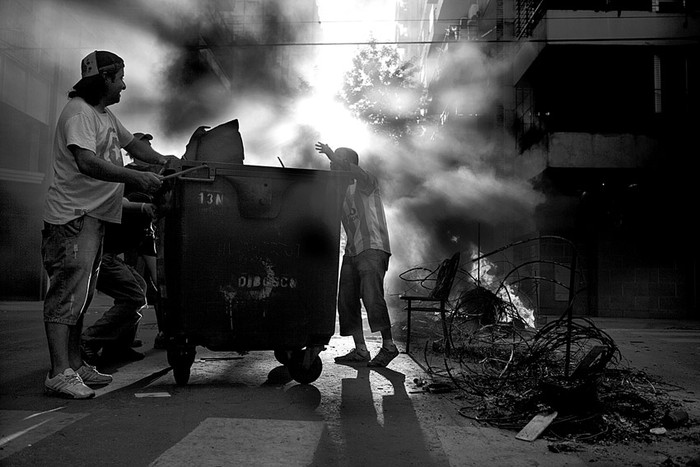 Vecinos cortan el tránsito en protesta por falta de electricidad y agua en el barrio bonaerense de Almagro. · Foto: Sub Coop.