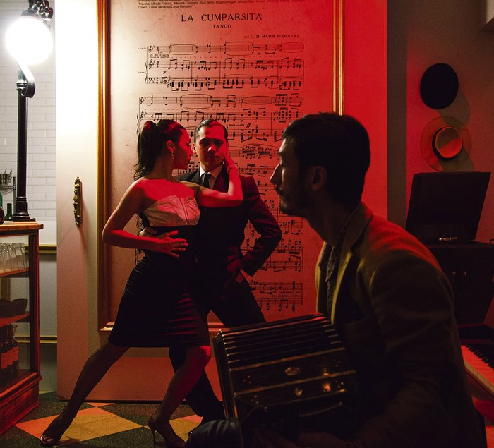 Los bailarines Cecilia Varela y Andrés Parrado, y en el bandoneón Ignacio Chino Aldabe, en el Museo de La cumparsita del Palacio Salvo. Foto: Alessandro Maradei (archivo, abril de 2017)