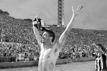 Juan Manuel Olivera y Fabián Estoyanoff, ayer, tras el segundo gol de Peñarol ante Juventud en el estadio Centenario. Juan Manuel Olivera y Fabián Estoyanoff, ayer, tras el segundo gol de Peñarol ante Juventud en el estadio Centenario.