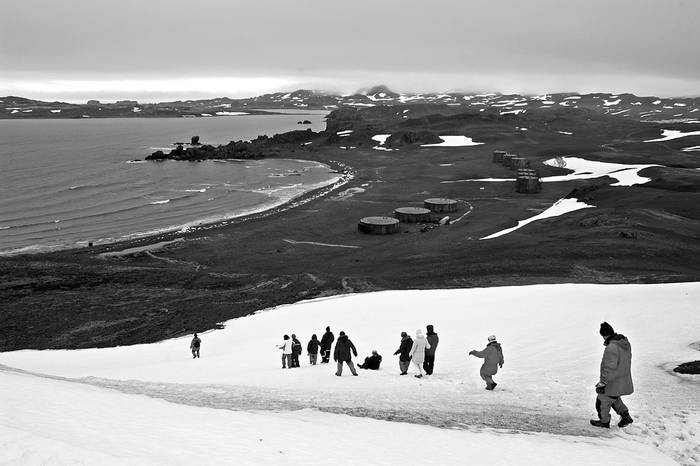 Periodistas y turistas recorren la Antártida entre la base Artigas y la base chilenal. / foto: iván franco (archivo, enero de 2005)