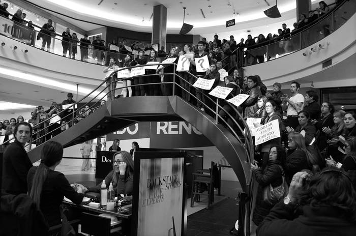 Movilización de la Coordinadora de Sindicatos de Trabajadores de Tiendas, ayer, en el shopping Punta Carretas.  · Foto: Pablo Vignali