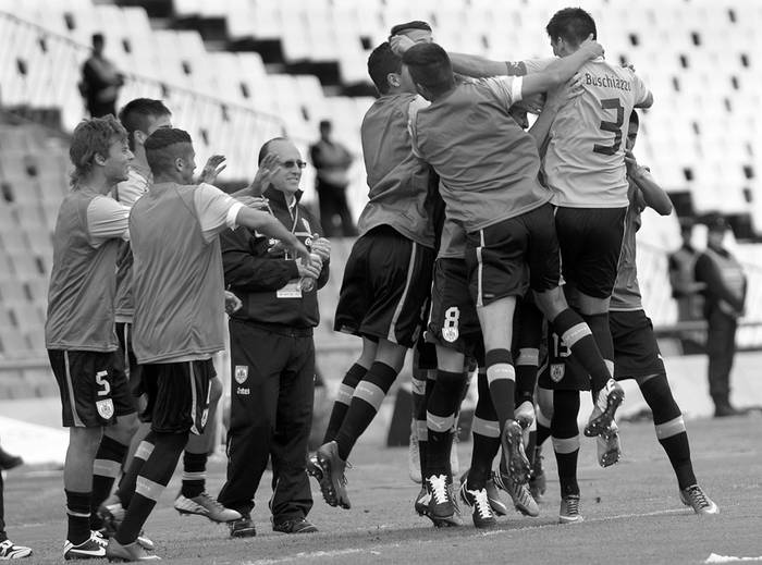Los jugadores de la selección sub 17 de Uruguay celebran el primer gol ante la selección de Perú, ayer, en el estadio Malvinas Argentinas de Mendoza.  · Foto: Adrián Mariotti