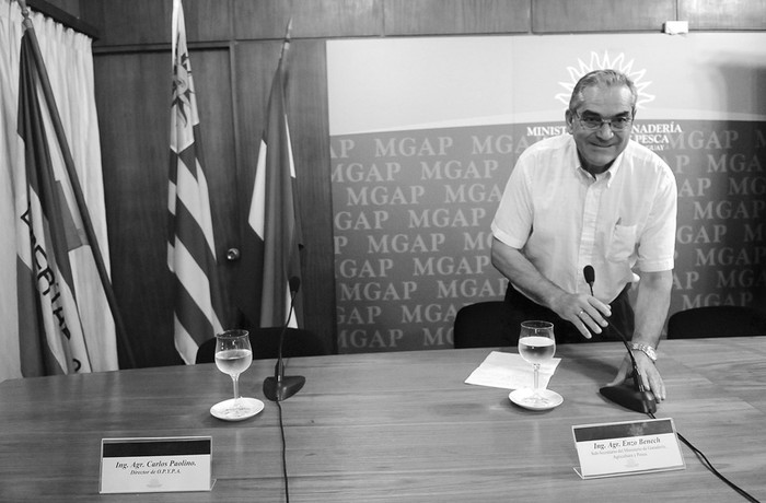 Enzo Benech, subsecretario de Ganadería, Agricultura y Pesca, ayer, al final de la conferencia de prensa en la sede del ministerio. · Foto: Santiago Mazzarovich