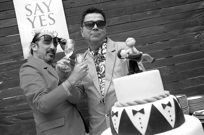 Rodrigo Borda y Sergio Miranda, ayer, en los festejos que realizaron en un hotel de Ciudad Vieja tras contraer matrimonio. · Foto: Nicolás Celaya