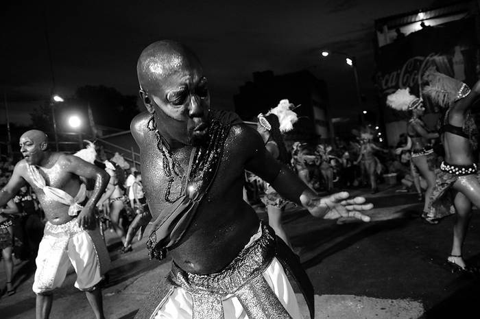 Integrantes de la comparsa Nigeria, ayer, en el desfile de Llamadas. · Foto: Nicolás Celaya