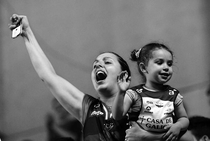 Hinchas de Aguada durante el partido ante Uniceub, anoche en el Palacio Peñarol. · Foto: Nicolás Celaya