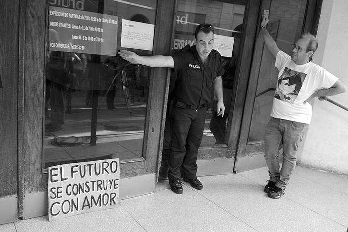 Luis Eduardo Magallanes le propuso matrimonio al policía de guardia en el Registro Civil. · Foto: Nicolás Celaya