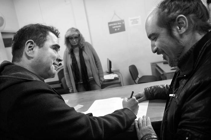 Sergio Miranda y Rodrigo Borda , ayer, cuando concurrieron al Registro Civil.  · Foto: Nicolás Celaya