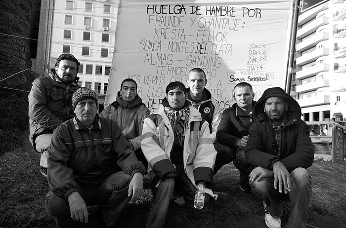 Trabajadores serbios de Montes del Plata, ayer en la Plaza Independencia. · Foto: Nicolás Celaya