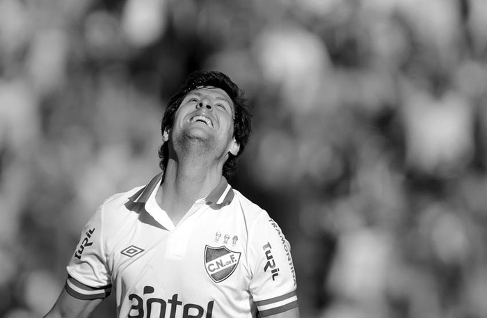 Ignacio González, ayer, tras convertir el gol de Nacional ante Racing en el Parque Central. · Foto: Nicolás Celaya