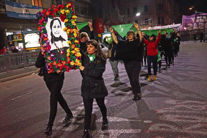 Funeral colectivo por las mujeres muertas en abortos clandestinos, anoche, frente al Congreso argentino.  · Foto: Mariana Greif