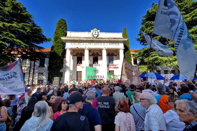 tapa abrazo a la ex esma por despidos