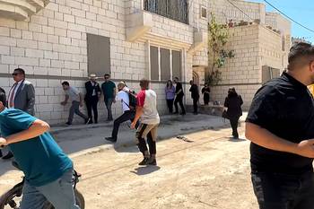 Captura de pantalla que muestra a miembros de delegaciones diplomáticas tras disparos, el 21 de mayo, en la entrada este del campamento de Yenín. Imagen: AFPTV, AFP.