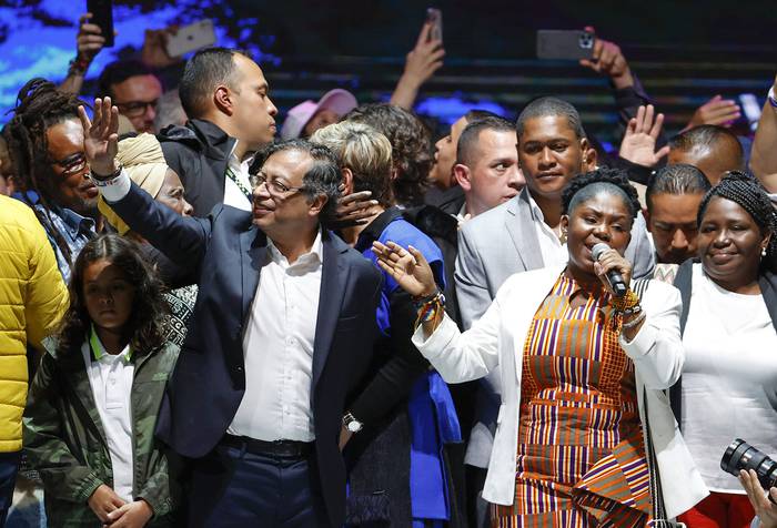 Gustavo Petro, presidente electo de Colombia, y Francia Márquez, vicepresidenta, este domingo, en el Movistar Arena en Bogotá. · Foto: Mauricio Dueñas, Efe