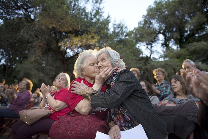 María Bellizzi y Alba González, ayer, en el Memorial a los Detenidos Desaparecidos. · Foto: Andrés Cuenca