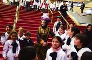 Luego del espectáculo, los integrantes del elenco del ballet saludaron al público en el hall del auditorio. 
