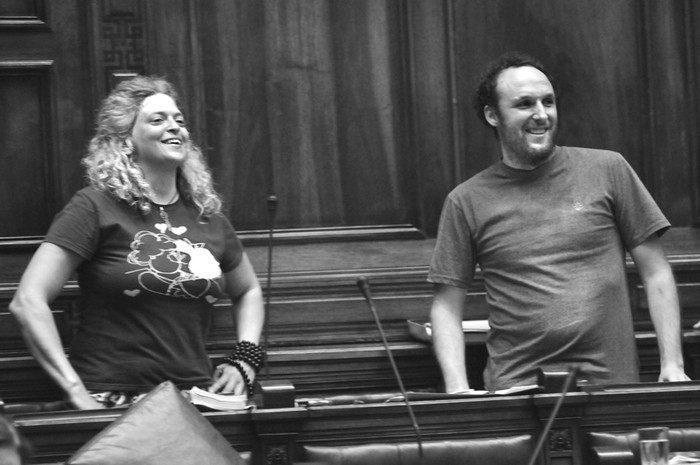 Valeria Rubino y Sebastian Sabini durante la discusión del proyecto de ley de matrimonio igualitario, ayer, en el Parlamento. · Foto: Pablo Nogueira