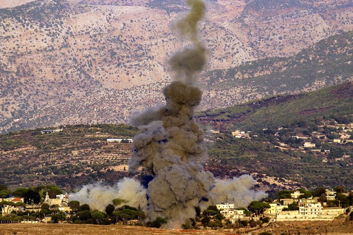 Ataque aéreo israelí, el 30 de setiembre, en las afueras de la aldea de Ibl al-Saqi, en el sur del Líbano. · Foto: Rabih Daher, AFP