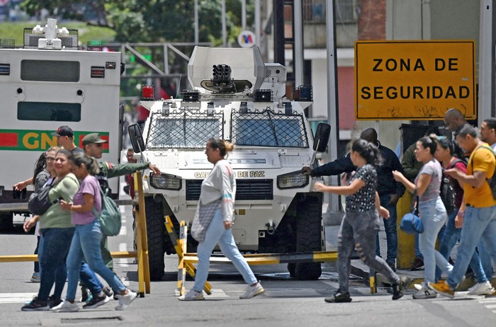 Miembros y vehículos de la Guardia Nacional Bolivariana custodian los alrededores del palacio presidencial de Miraflores, el 31 de julio, en Caracas, Venezuela. · Foto: Raúl Arboleda, AFP