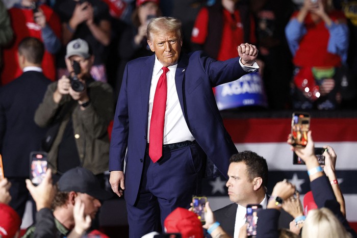 Donald Trump después de hablar en su último acto de campaña, el 5 de noviembre, en el Van Andel Arena, en Grand Rapids, Michigan. · Foto: Kamil Krzaczynski / AFP